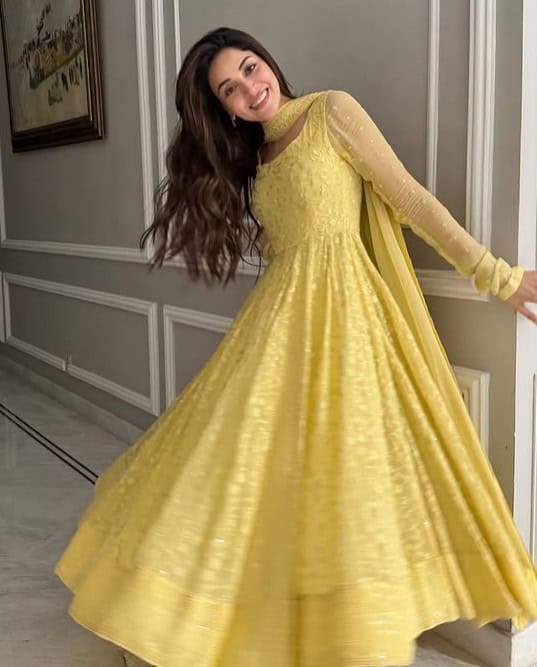 Anmol Baloch Dresses in Neeli Kothi