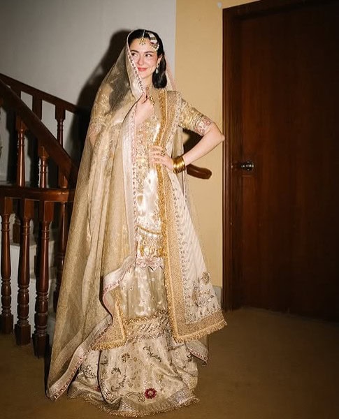 hania aamir dress in meri zindagi hai tu 